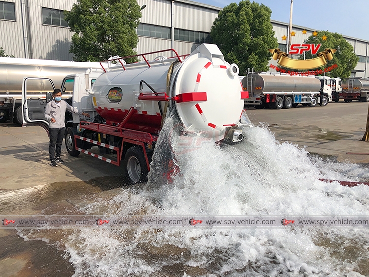4,000 Litres Sewer Vacuum Truck ISUZU - Discharging from rear lid
